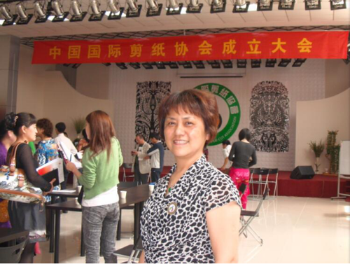桂林“非遗”传承人闵江红:小剪刀裁出大世界 1